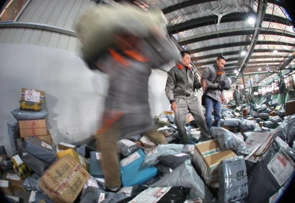 Trabalhadores Chineses Classificam Parcelas Compras Line Dia Singles Centro Despacho — Fotografia de Stock