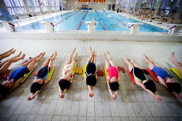 Jovens Nadadores Chineses Exercitam Lado Piscina Durante Uma Sessão Treinamento — Fotografia de Stock