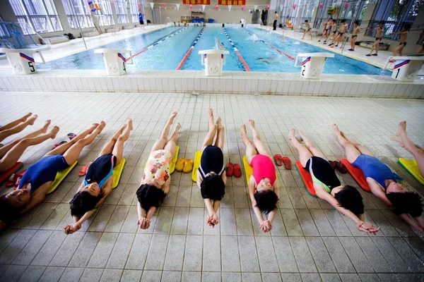 Unga Kinesiska Simmare Övning Bredvid Poolen Ett Träningspass Shanghai Xuhui — Stockfoto