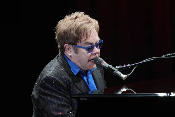 Britský Zpěvák Elton John Provádí Jeho Koncertu Taipei Tchaj Wan — Stock fotografie