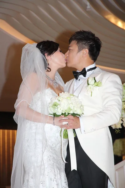 Hong Kong Ator Chin Lok Direita Beija Sua Esposa Atriz — Fotografia de Stock