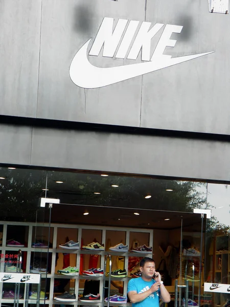 Muž Hovoří Mobilním Telefonu Před Budovou Sportovního Oblečení Nike Marseille — Stock fotografie
