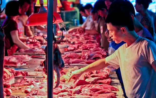 Čínští Zákazníci Nakupují Vepřové Jiné Masné Výrobky Volném Trhu Městě — Stock fotografie