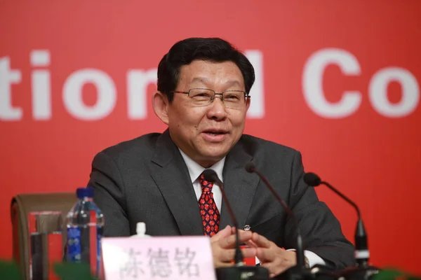 中国商务部部长陈德铭在2012年11月10日于中国北京举行的中国共产党第十八届全国代表大会期间举行的新闻发布会上回答了一个问题 — 图库照片