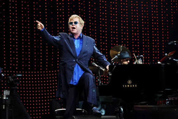 Brytyjski Wokalista Elton John Wykonuje Podczas Jego Koncertu Mercedes Benz — Zdjęcie stockowe