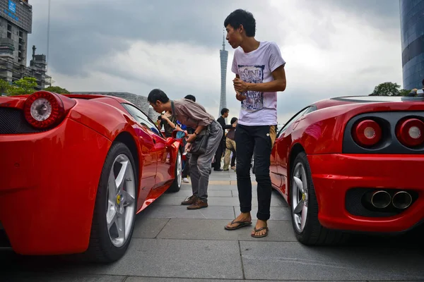 Ludzie Patrzą Ferrari Samochody Sportowe Kolejce Podczas Parady Okazji Lecia — Zdjęcie stockowe