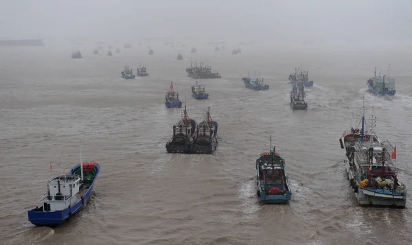 Рыболовные Суда Возвращаются Гавань Сильном Ветре Вызванном Тайфуном Хайкуй Городе — стоковое фото