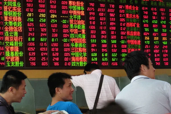 Chinese Investors Look Prices Shares Red Price Rising Green Price — Stock Photo, Image