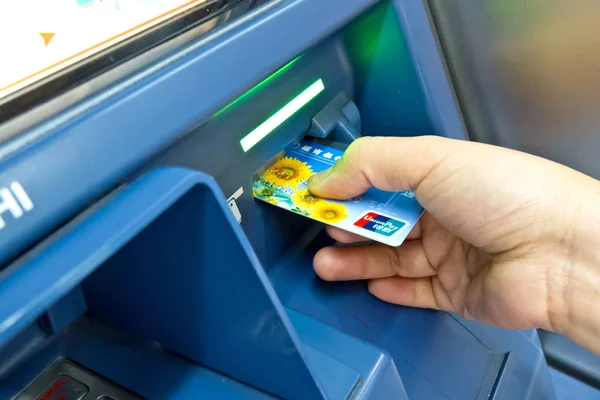 Local Chinese Resident Inserts Bank Card Atm Guangzhou City South — Stock Photo, Image