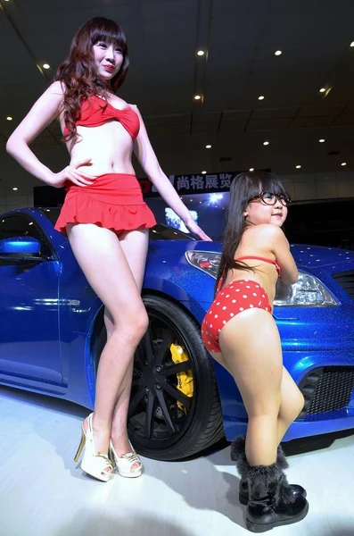 Ein Junges Mädchen Und Ein Erwachsenes Model Beide Bikinis Gekleidet — Stockfoto