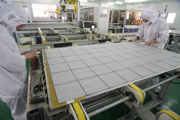Китайские Рабочие Производят Фотоэлектрические Элементы Солнечных Батарей Заводе Eoplly New — стоковое фото