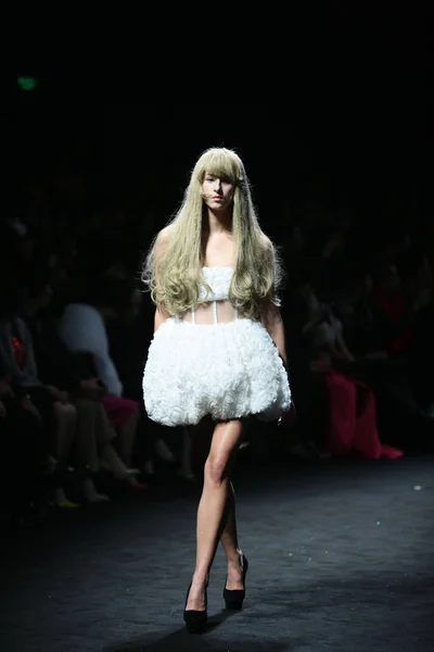 Model Prezentuje Nowe Stworzenie Podczas Rebecca 2013 Wig Trendy Mody — Zdjęcie stockowe