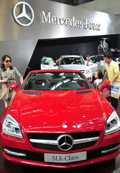 Bezoekers Worden Gezien Stand Van Mercedes Benz Tijdens Een Auto — Stockfoto