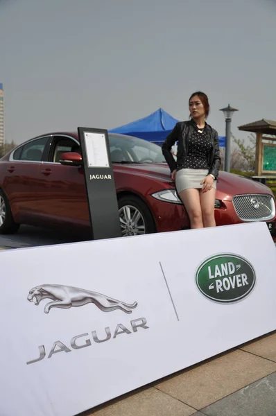 Model Poses Jaguar Car Stand Jaguar Land Rover Auto Show — Stock Photo, Image