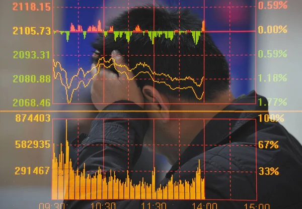 このマルチ露出画像では 中国の投資家は Fuyang 東中国安徽州の株式仲買家で上海総合指数を見て Novemebr 2012 に反応します — ストック写真