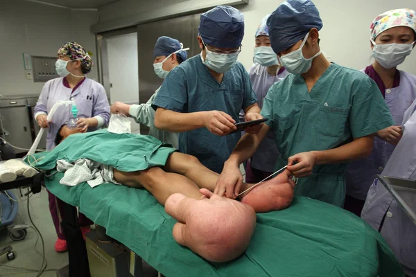 Doctors Measure Take Photos Big Feet Young Chinese Boy Xiao — Stock Photo, Image