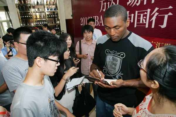 Nba Superstar Metta World Peace Firma Tifosi Durante Suo Tour — Foto Stock