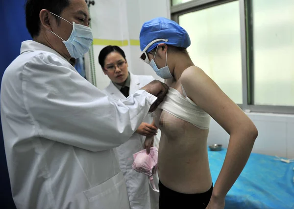 Médico Chino Ayuda Joven Estudiante Xiao Men Desabrochar Vendaje Después —  Fotos de Stock