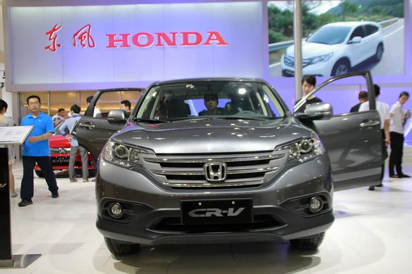 Επισκέπτες Δείχνουν Ένα Honda Και Άλλα Αυτοκίνητα Honda Κατά Διάρκεια — Φωτογραφία Αρχείου