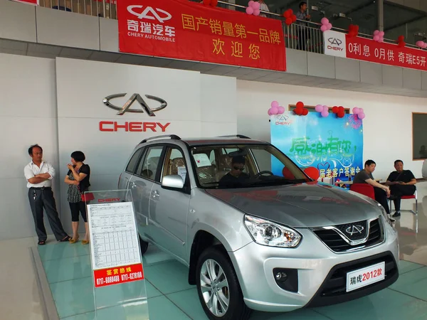ファイル 中国の車の買い手は 中国中央の湖北省のYichang市のシェリーディーラーでシェリーティゴを試みる 2012年5月5日 — ストック写真