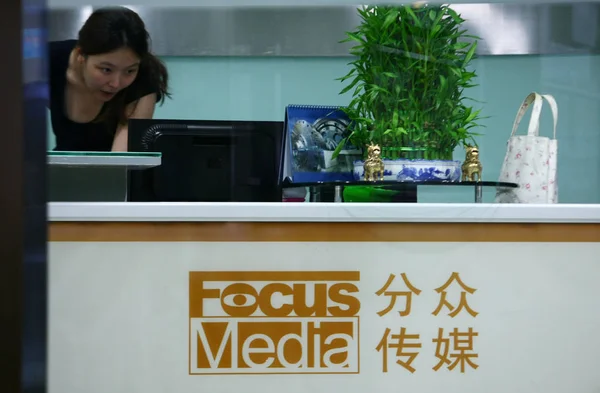 Ein Chinesischer Angestellter Arbeitet Der Rezeption Der Zentrale Von Focus — Stockfoto