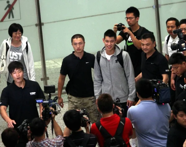 恩巴篮球明星林书豪在2012年8月11日中国上海的林桑蒂之旅中抵达上海虹桥国际机场后被拍到 — 图库照片