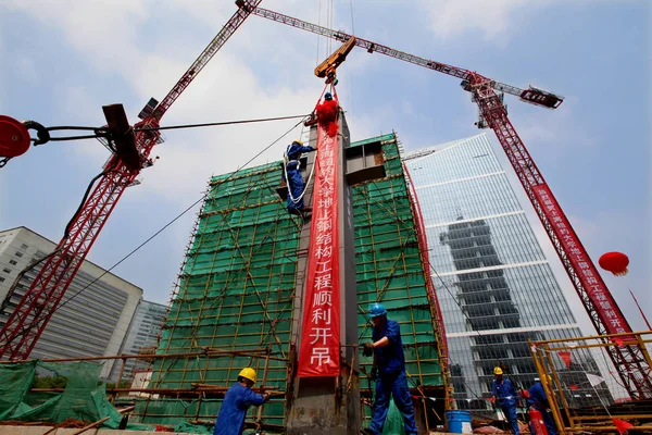 Chinese Workers Install First Steel Column Construction Site New York — Stock Photo, Image