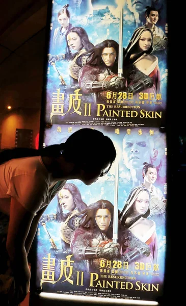Ένας Κινέζος Κινηματογραφικός Κινηματογράφος Κοιτάζει Τις Αφίσες Της Ταινίας Ζωγραφισμένο — Φωτογραφία Αρχείου