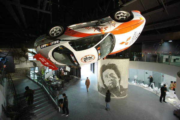 香港カンフー スーパー スター ジャッキー チェンの映画からレーシングカーの支柱は 2012 上海でジャッキー チェン映画ギャラリーで表示されます — ストック写真