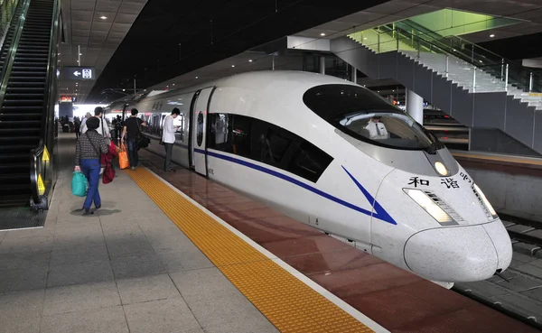 Los Pasajeros Abordan Tren Bala Crh China Railway High Speed —  Fotos de Stock