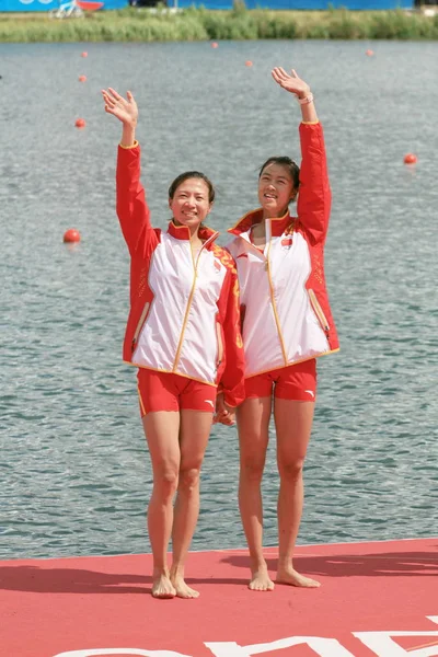 2012年8月4日 在伦敦奥运会期间 中国选手徐东祥 和黄文义在伦敦奥运会期间获得女子轻量级双桨项目银牌后 在颁奖仪式上挥手致意 — 图库照片