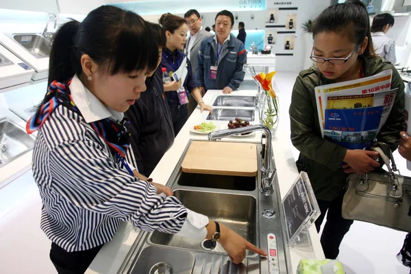 Fil Kinesisk Personal Införa Rostfria Sänkor Till Besökare Expo Ningbo — Stockfoto