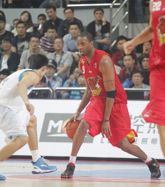 Tracy Mcgrady Los Qingdao Eagles Derecha Desafía Zhou Qixin Los — Foto de Stock