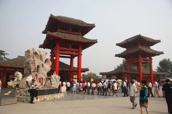 File Visiteurs Sont Vus Millennium City Park Dans Ville Kaifeng — Photo