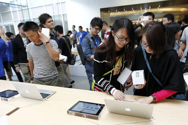 Πελάτες Δοκιμάσουν Φορητούς Υπολογιστές Macbook Pro Ένα Apple Store Στην — Φωτογραφία Αρχείου