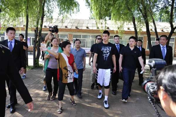 恩巴篮球明星杰里米 在中国北京的一所小学被拍到 2012年8月9日 — 图库照片