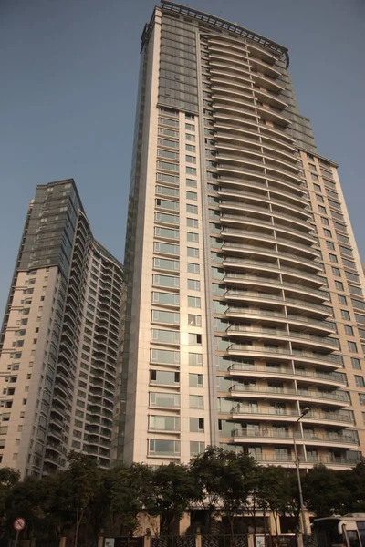 럭셔리 프로젝트의 아파트 건물은 2009년 10월 30일 상하이 푸둥의 루자즈이 — 스톡 사진
