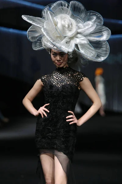Model Prezentuje Nowe Stworzenie Podczas Rebecca 2013 Wig Trendy Mody — Zdjęcie stockowe