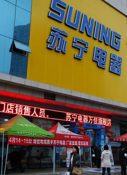 File Pedestres Passam Por Uma Loja Eletrodomésticos Suning Cidade Yichang — Fotografia de Stock