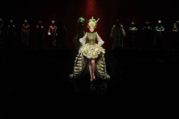 Модель Демонстрирует Новое Творение Показе Мод She Guang Время Недели — стоковое фото