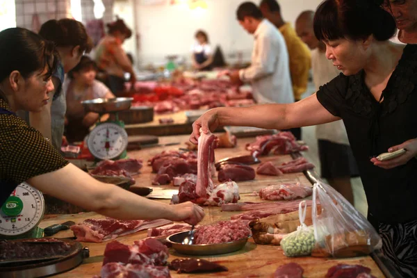 Китайські Покупці Купують Свинину Інші Ясні Продукти Вільному Ринку Місті — стокове фото