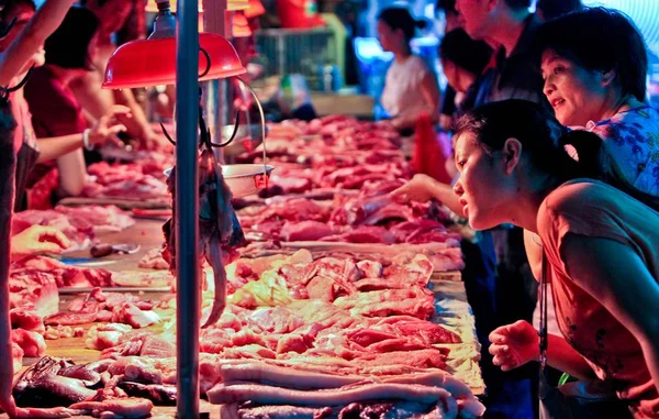 Китайські Покупці Купують Свинину Інші Ясні Продукти Вільному Ринку Фошань — стокове фото