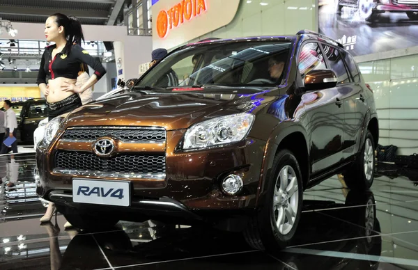 Modelo Posa Con Toyota Rav4 Suv Durante Una Exposición Automóviles — Foto de Stock