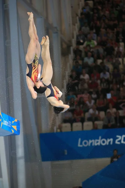 다이빙 동기화 플랫폼의 마지막에서 Ruolin 그리고 중국의 왕하오 2012 올림픽 — 스톡 사진