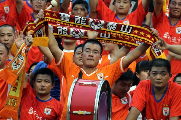 Fãs Chineses Levantam Banners Para Mostrar Apoio Shandong Luneng Contra — Fotografia de Stock