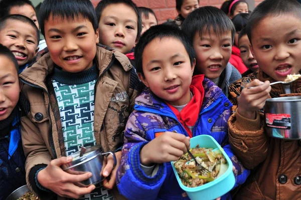 Mladí Čínští Studenti Obědvají Základní Škole Městě Guojiaba Okres Zigui — Stock fotografie