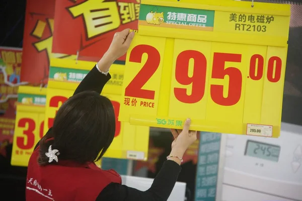 Ein Chinesischer Angestellter Aktualisiert Ein Preisschild Einem Supermarkt Der Stadt — Stockfoto