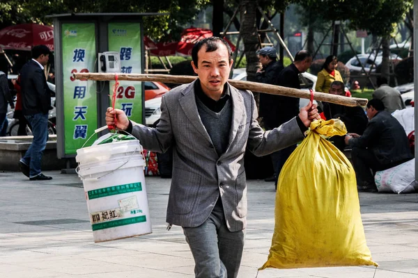 Travailleur Migrant Chinois Transporte Ses Bagages Alors Arrive Gare Shaoxing — Photo