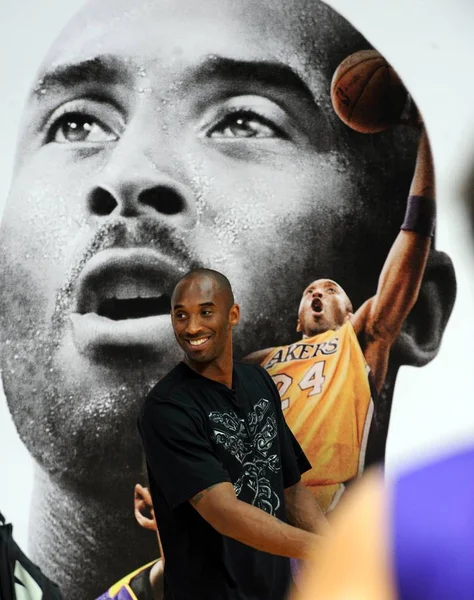Superestrella Nba Kobe Bryant Sonríe Durante Gira Por China Ciudad —  Fotos de Stock