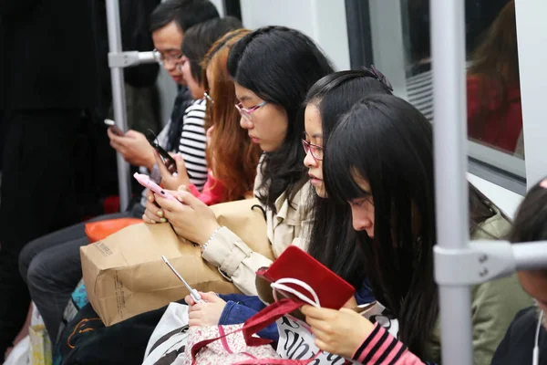 Les Passagers Chinois Utilisent Leur Téléphone Portable Dans Métro Shanghai — Photo